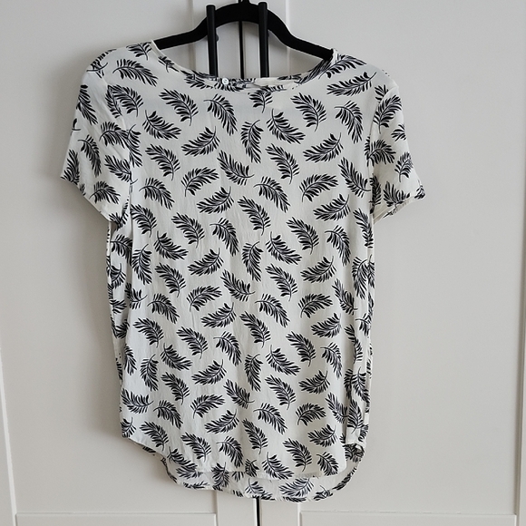 H&M Tops - 💙 H&M Black and White Leaf Print Women's Top